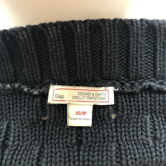 Thick, black Gap sweater with small details - Picture 3 of 3